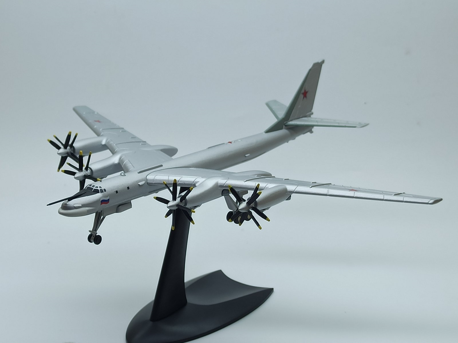 Mô hình máy bay chiến đấu Tu-95 Bear (Nga)